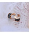 Orvosi fém fülbevaló fekete kristályokkal díszítve